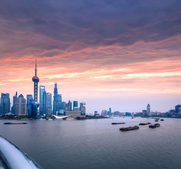 在黄昏时上海天际线与黄浦江 — 图库照片