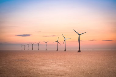 alacakaranlıkta offshore rüzgar çiftliği