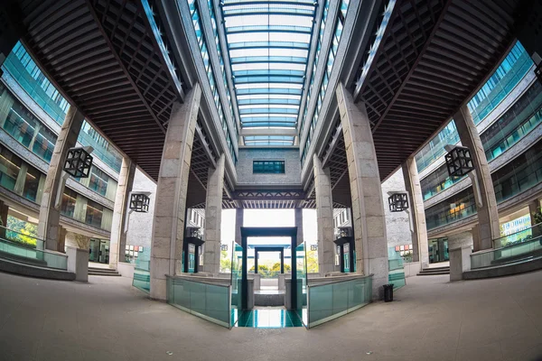 Vue de poisson-oeil du bâtiment moderne — Photo