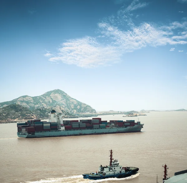 Container ship into port — Stock Photo, Image