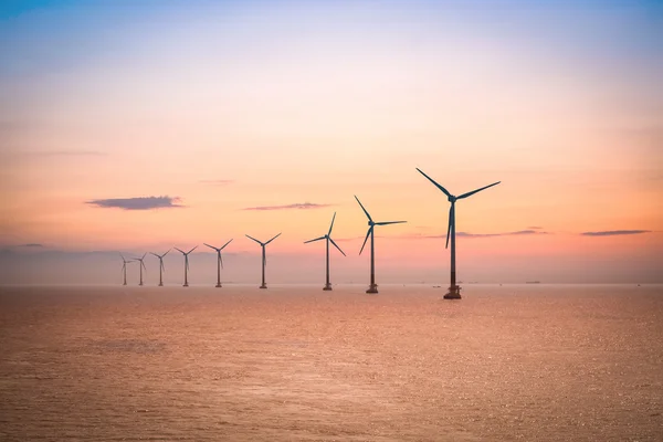 Parque eólico en alta mar al atardecer —  Fotos de Stock