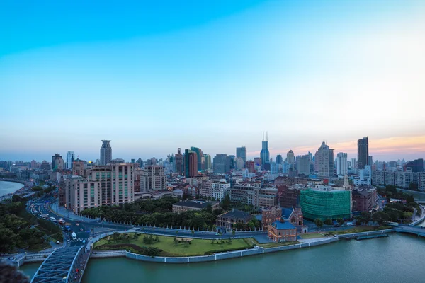 Stadtbild von Shanghai Bund in der Abenddämmerung — Stockfoto