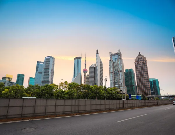 Shanghai horizonte del centro financiero al atardecer — Foto de Stock