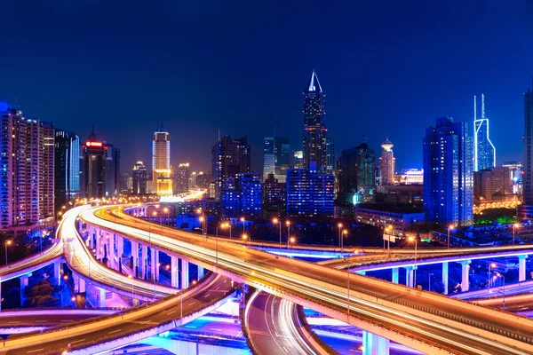 Skyline cidade moderna com passagem de intercâmbio à noite — Fotografia de Stock