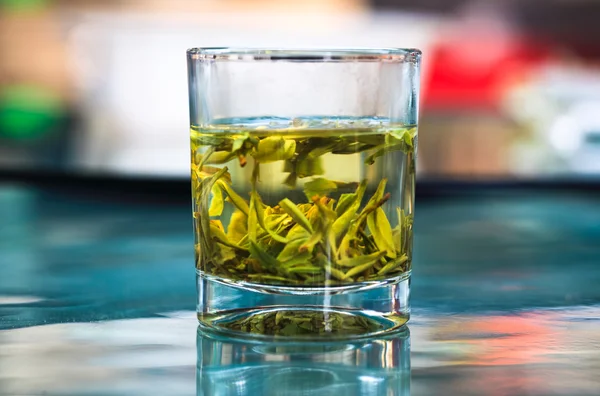 Чашка зеленого чая на столе — стоковое фото