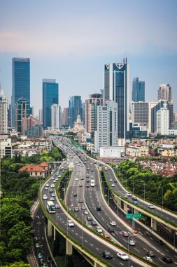 yükseltilmiş yol ve modern şehir