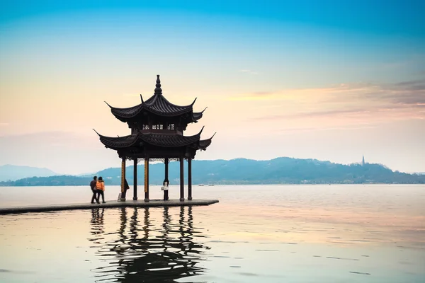 Antika paviljong i Västersjön i hangzhou — Stockfoto
