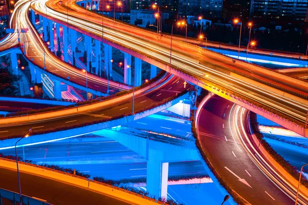 Grau de separação viaduto com show de luz azul — Fotografia de Stock