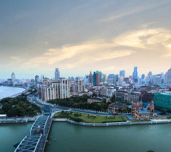 Schöner Shanghai Bund in der Abenddämmerung — Stockfoto