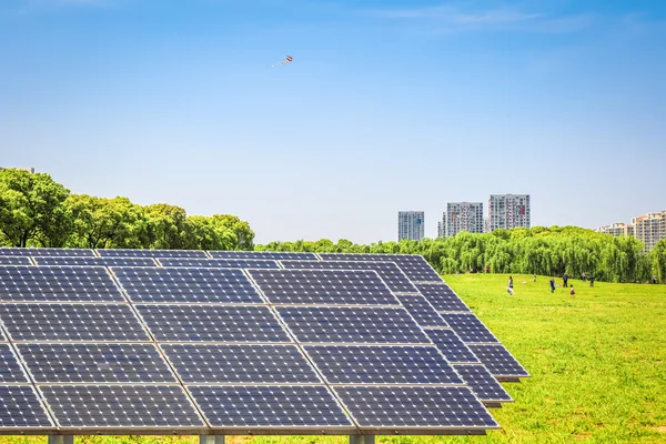 Solar panels in the park of modern city — Stock Photo, Image