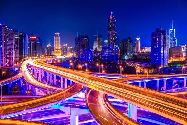 Hermoso paso elevado de intercambio y horizonte de la ciudad —  Fotos de Stock