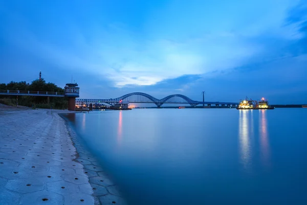 在天黑前南京导地线桥 — 图库照片