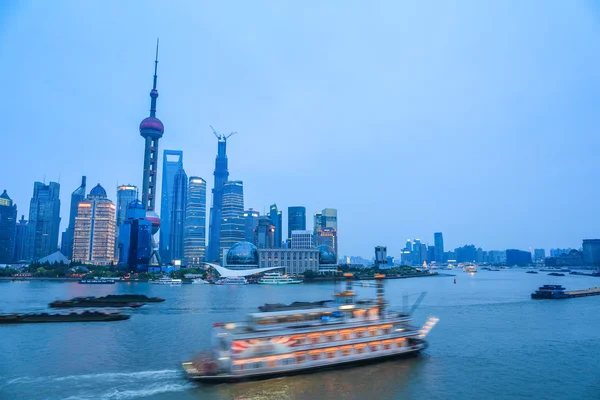 在黄昏的时候上海的天际线 — 图库照片
