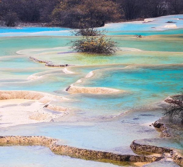 Iazuri de travertin colorate în huanglong — Fotografie, imagine de stoc