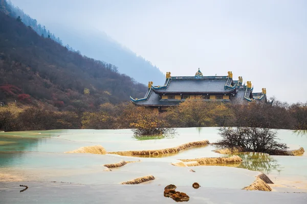 Huanglong sahne kalsifikasyon gölet ile — Stok fotoğraf