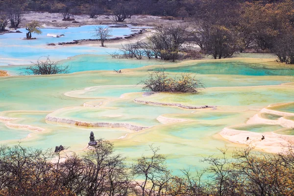 Belas lagoas de travertino em huanglong — Fotografia de Stock