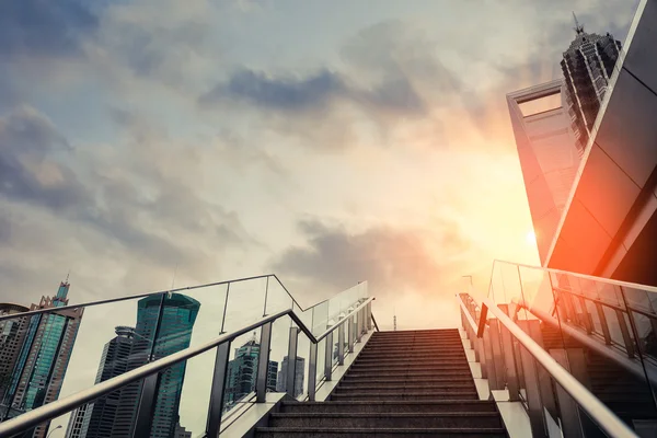 Escaleras urbanas al aire libre al atardecer —  Fotos de Stock