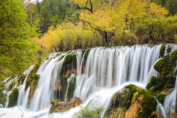 Schöne Wasserfälle beim bunten Herbst — Stockfoto