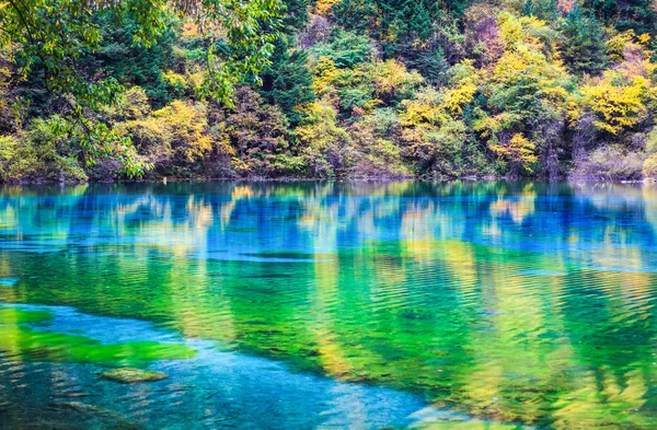 Färgglada sjö i jiuzhaigou dalen — 图库照片