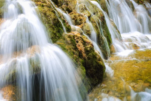 Wasserfall und Bach in Nahaufnahme im Wald — Stockfoto