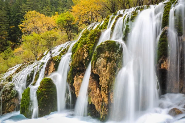 Schöner Wasserfall im farbenfrohen Herbst — Stockfoto