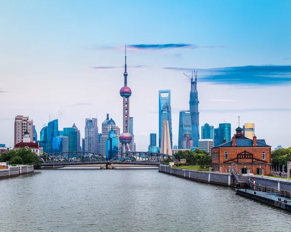 Красива Шанхай в сутінках — стокове фото