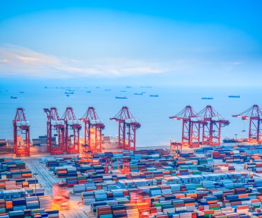 Shanghai konteyner terminali alacakaranlıkta.