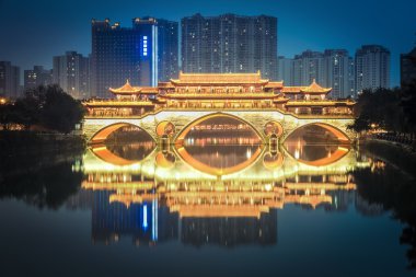 Geceleri Chengdu Anshun Köprüsü