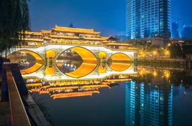 Geceleri Chengdu antik Köprüsü