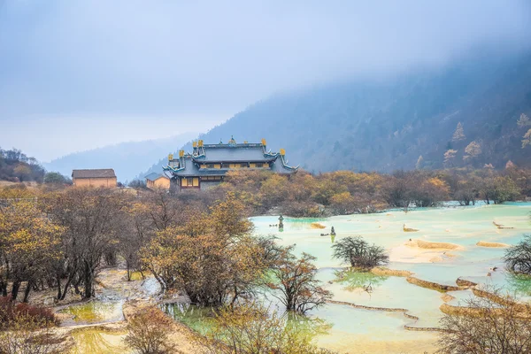 Huanglong landschaftlich und historisch interessantes Gebiet — Stockfoto