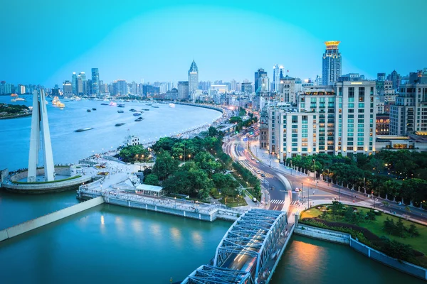 Shanghai bund à la tombée de la nuit — Photo