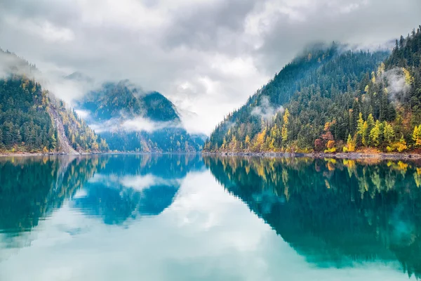 Beautiful long lake at jiuzhaigou — Stock Photo, Image