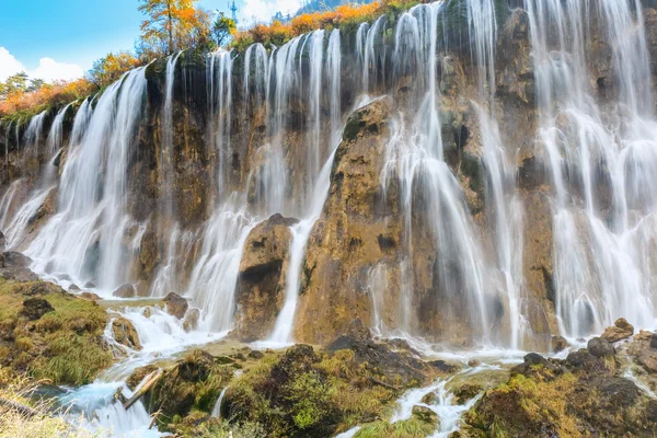 Prachtige waterval in de herfst — Stockfoto