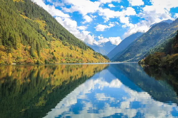 Kleurrijke meren en reflectie — Stockfoto