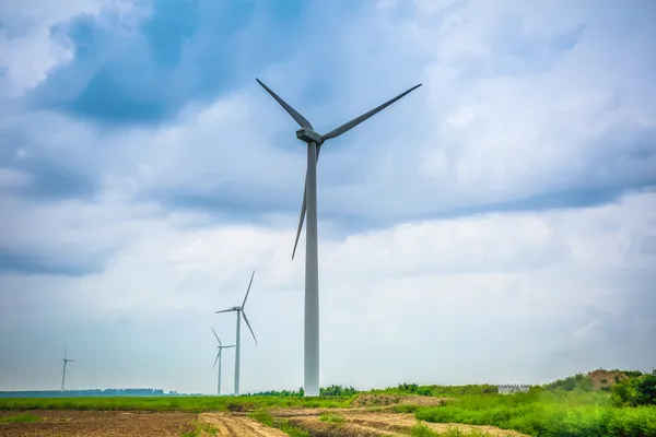 Macht windpark in bewolkt — Stockfoto