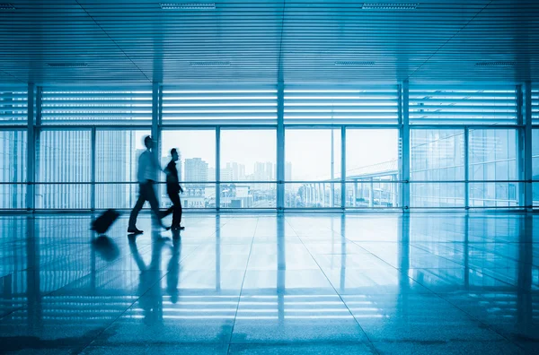 Desfocagem movimento de passageiros no corredor moderno — Fotografia de Stock