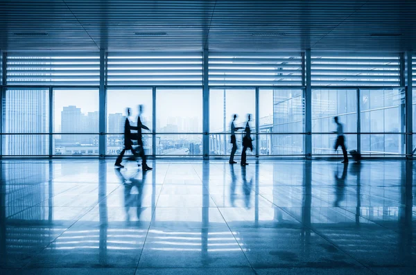 Flou de mouvement des passagers dans le corridor moderne — Photo