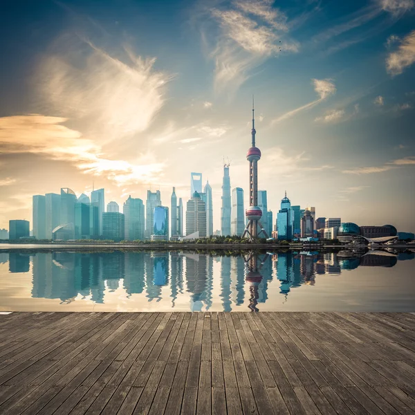 Shanghai skyline in zonsopgang — Stockfoto