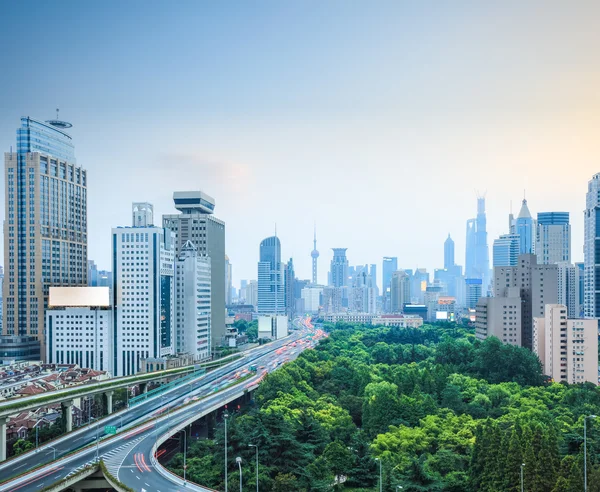 Shanghai Skyline und Hochstraße — Stockfoto