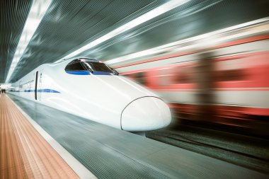 modern yüksek hızlı tren istasyonu geçen