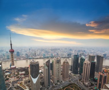 gece karanlığında shanghai havadan görünümü