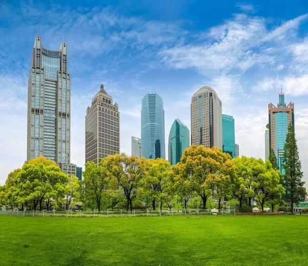 Parque da cidade greenbelt com edifício moderno — Fotografia de Stock