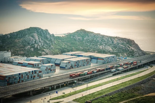 Containerterminal mit Autobahn — Stockfoto