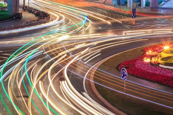 Trilhas de luz do carro na estrada — Fotografia de Stock