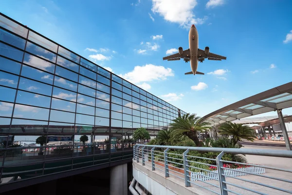 モダンな空港ターミナルおよび航空機 — ストック写真