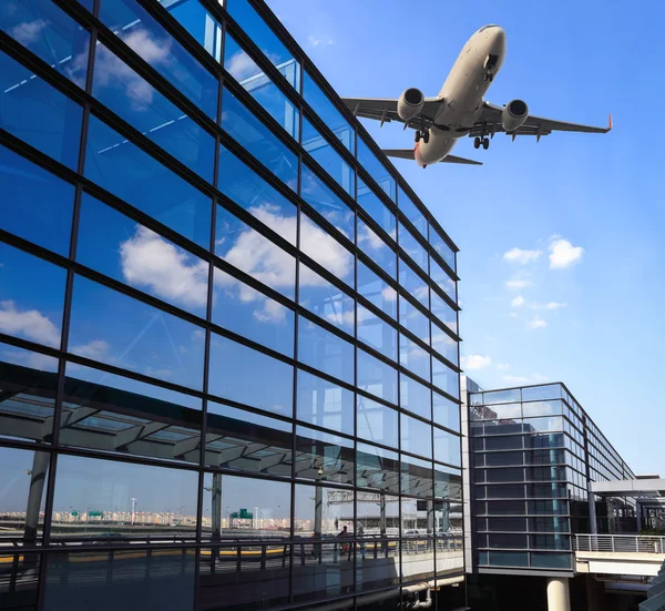 Airplane and airport terminal building — Stock Photo, Image