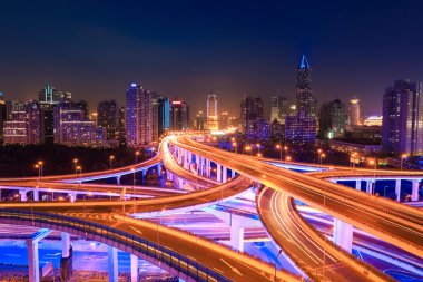 gece de modern şehir trafiği