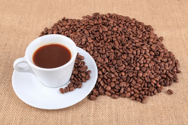 Chicchi di caffè torrefatto e tazza — Foto Stock