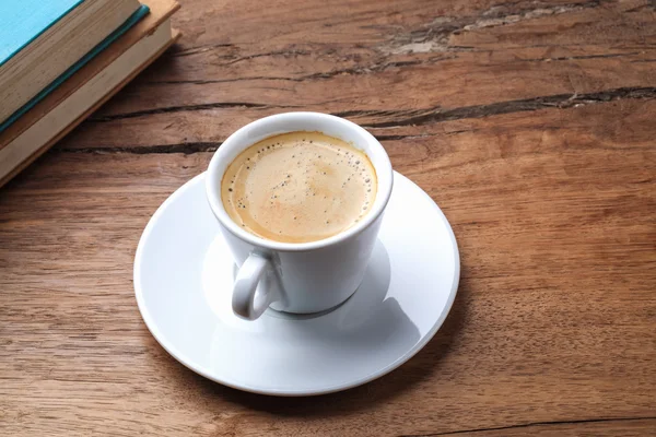 Café y libros sobre mesa vieja — Foto de Stock