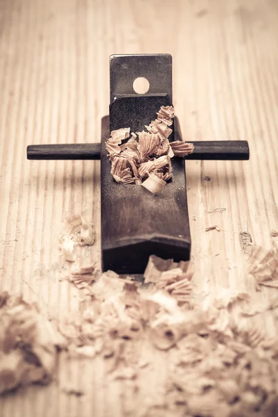 Dřevěný hoblík a hobliny closeup — Stock fotografie